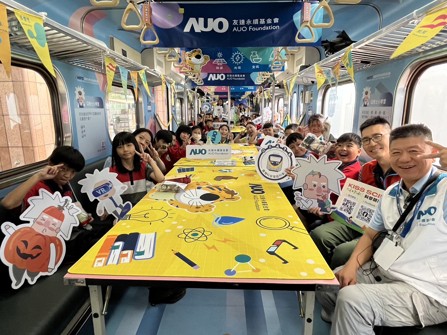 彩虹多多永續基金會參與「臺灣科普環島列車」，設計基礎科學車廂課程，以「淨零碳排和永續能源」為主題，讓學生透過創意實驗認識淨零知識，以及思考生活中的減碳行為