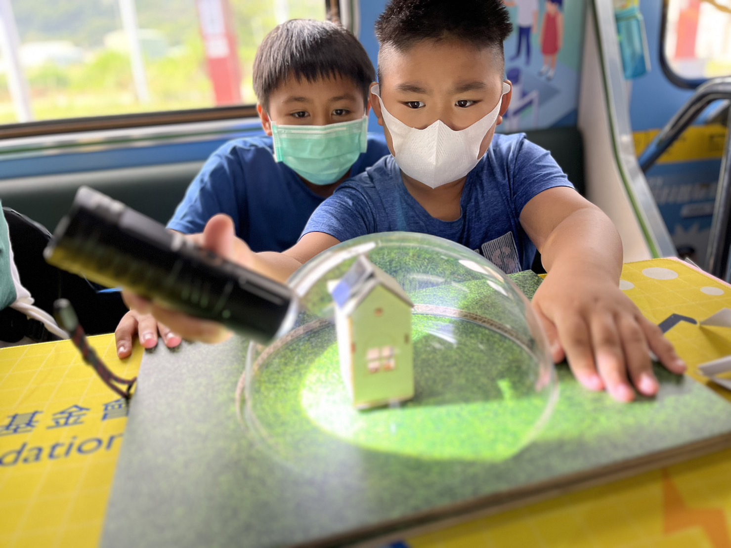 彩虹多多參與基礎科學主題車廂，以STEAM教學精神，設計「逐日科學家」、「太陽能工程師」以及「淨零建築師」三大能源科普課程和實驗